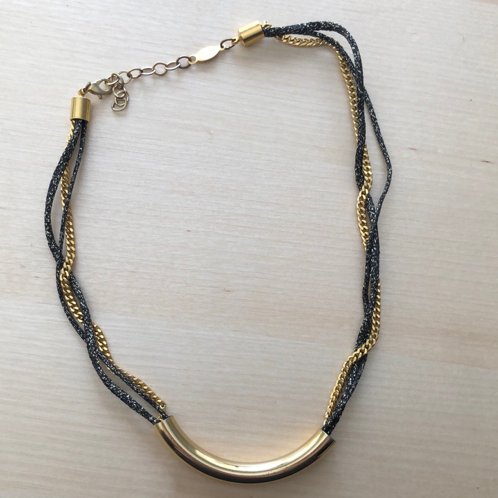 Av Max Jewelry short neckless gold chain and black lace